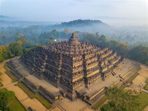 Sailendra Dynastian Borobudur Temppelin Rakentaminen: Jättimäinen Maailmankuvalehti Ja Buddhalaisuuden Kukoistus 800-Luvulla Indonesiassa