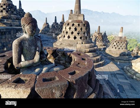  Borobudur-Temppeli: Buddhalainen Maailmankuvan Ilmaus 600-luvun Jaavalaisella Yhteiskunnallla