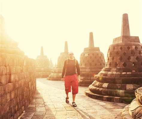 Borobudur Temppeliin Symbologinen Matkasyklin Viisauden Ja Kaikkien Olentojen Yhteyden Etsiminen 900-Lukuinen Jaavaan